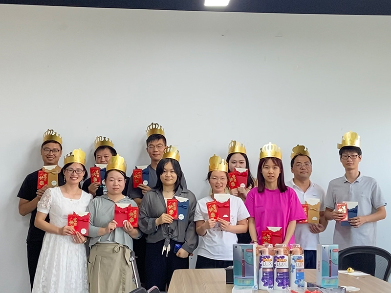 芸禾光电举办二季度集体生日会